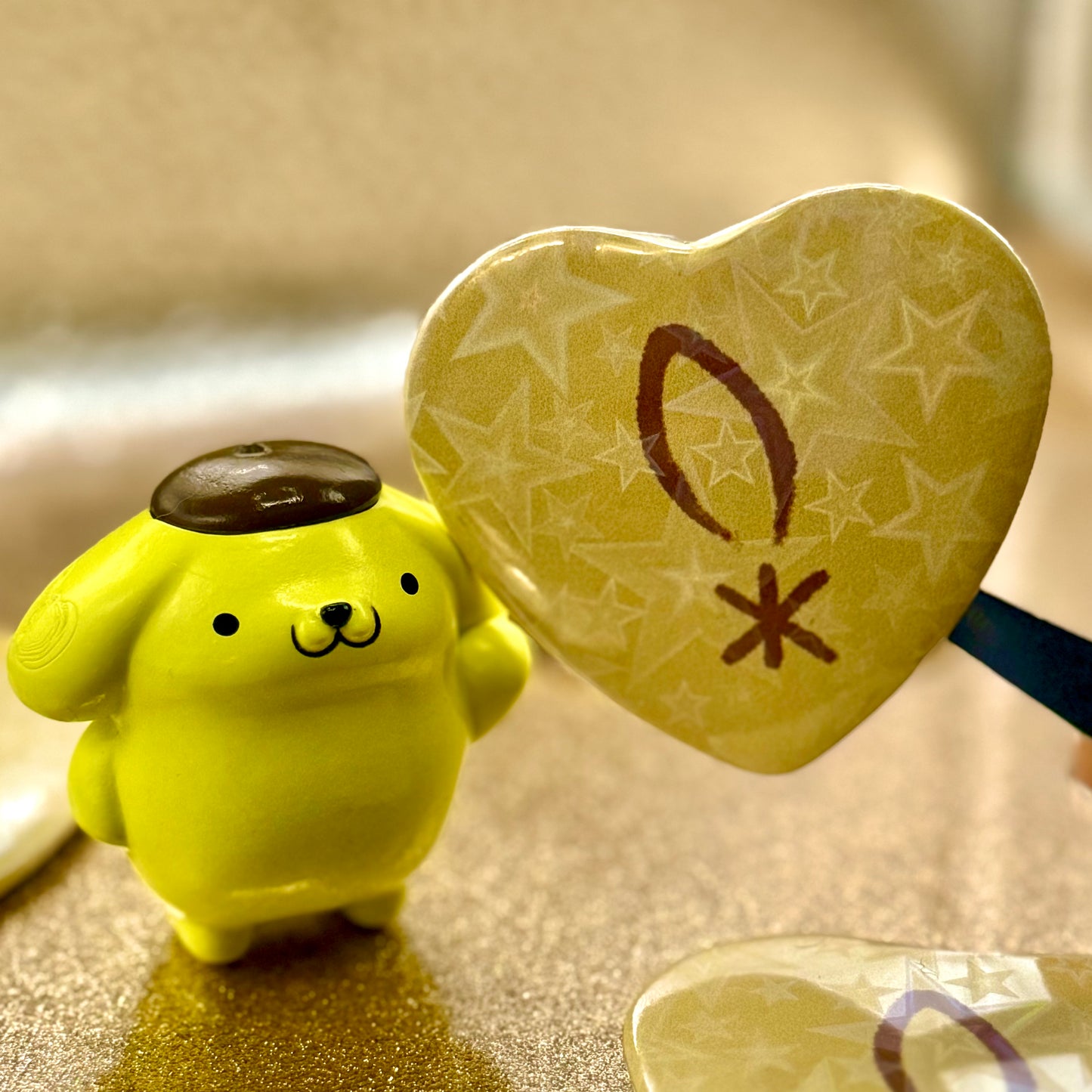 Show hole, Pompompurin! Heart-shaped Button