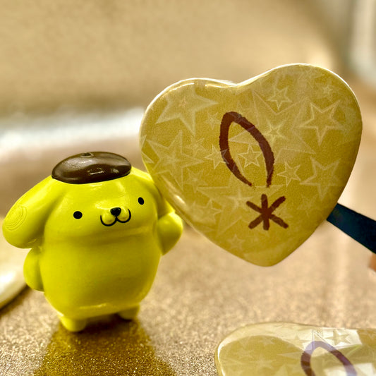 Show hole, Pompompurin! Heart-shaped Button